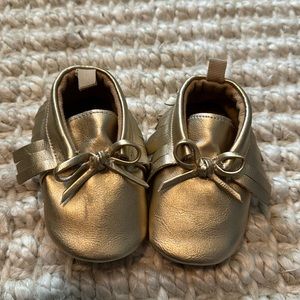 Old Navy 3-6m gold moccasins